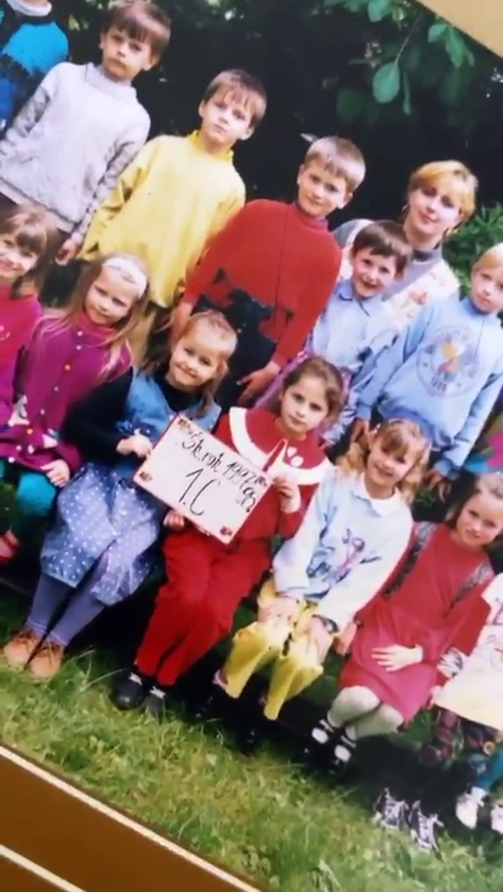 Zuzana Plačková - Prváčka v strede s tabuľkou v ruke